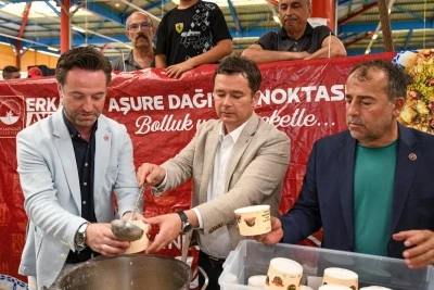 Başkan Erkan Aydın Hamitler'de aşure bereketini vatandaşlarla paylaştı