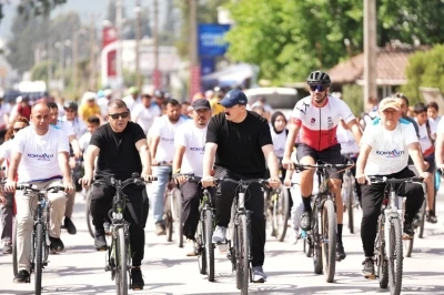 Başkan Kotan Konyaaltılılar ile bisiklet s&uuml;rd&uuml;
