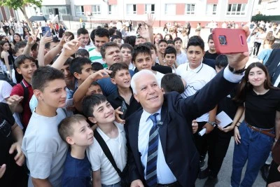 Başkan Mustafa Bozbey, Bursalı &ccedil;ocukların karne heyecanına ortak oldu