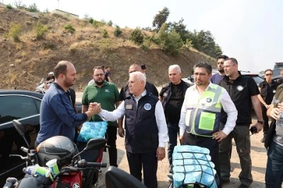 Başkan Mustafa Bozbey yangından etkilenen G&uuml;rsu TOKİ b&ouml;lgesinde incelemelerde bulundu