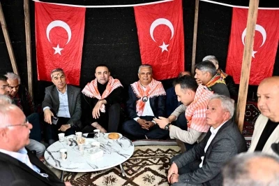 Başkan Uysal, y&ouml;r&uuml;klerle bir araya geldi tuluk başına ge&ccedil;ip keşkek d&ouml;vd&uuml;
