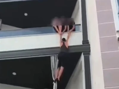 Baskına gelen polisleri g&ouml;r&uuml;nce balkondan ka&ccedil;maya &ccedil;alıştı