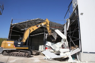 Başk&ouml;y&rsquo;de Ka&ccedil;ak Depo Yıkıldı