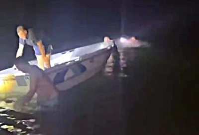 Batan balık&ccedil;ı teknesindeki 3 kişiyi trafik polisi kurtardı