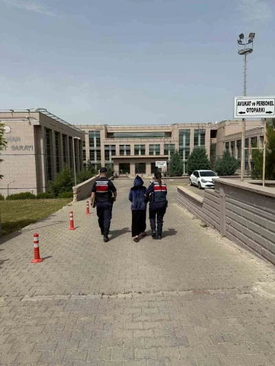 Batman&rsquo;da 30 su&ccedil; kaydı ve 18 yıl kesinleşmiş hapis cezasıyla aranan kadın tutuklandı
