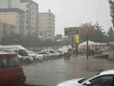 Batman&rsquo;da dolu yağışı balkon kapısını mermi gibi deldi
