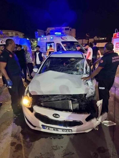 Batman&rsquo;da otomobil tırla &ccedil;arpıştı: 3 yaralı
