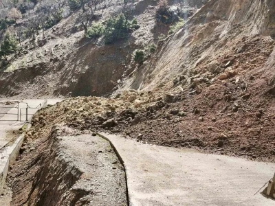 Batman&rsquo;da sağanakla birlikte k&ouml;y yolları heyelan nedeniyle ulaşıma kapandı
