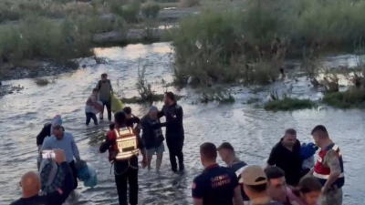 Batman&rsquo;da su seviyesinin y&uuml;kseldiği alanda mahsur kalan 25 kişi kurtarıldı
