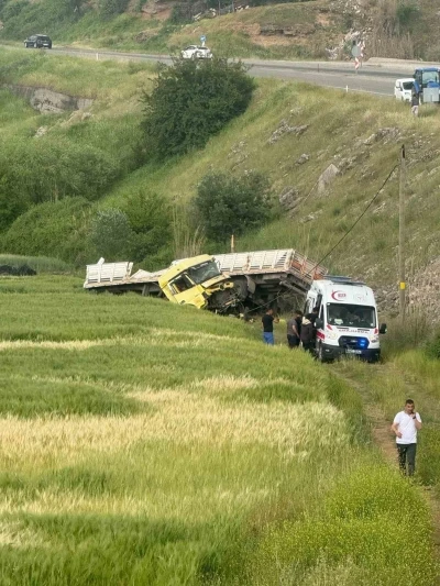 Batman&rsquo;da tır şarampole yuvarlandı: 2 ağır yaralı
