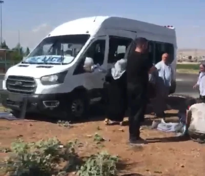 Batman'da yolcu minib&uuml;s&uuml; ile para nakil minib&uuml;s&uuml; &ccedil;arpıştı: 15 yaralı