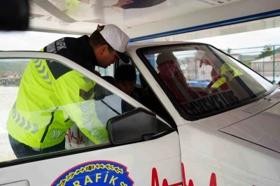 Bayburt&rsquo;ta emniyet kemerinin &ouml;nemi takla atan sim&uuml;lasyon aracıyla anlatıldı
