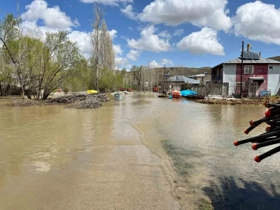 Bayburt&rsquo;ta kuvvetli yağış sonrası dere taştı: K&ouml;y su altında kaldı
