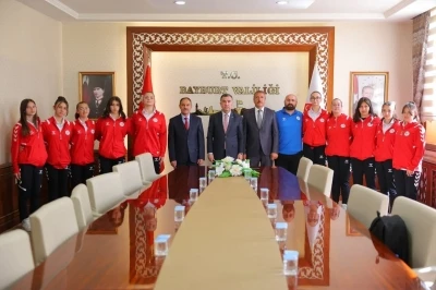 Bayburt&rsquo;un voleybolcu kızları Vali Eldivan&rsquo;ı ziyaret etti
