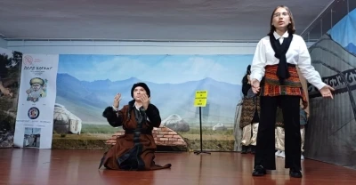 Bayburtlu &ouml;ğrencilerden &rsquo;Deli Dumrul&rsquo; tiyatrosu
