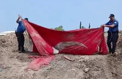 Bayrağımız moloz yığınlarının arasından &ccedil;ıktı