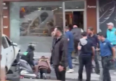 Bayrampaşa'da kazada savrulan otomobil berber d&uuml;kkanına &ccedil;arptı: 2'si ağır 5 yaralı