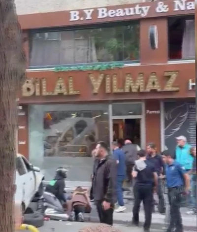 Bayrampaşa'da kazada savrulan otomobil berber d&uuml;kkanına &ccedil;arptı: 2'si ağır 5 yaralı