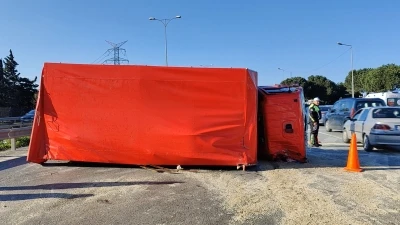 Bayrampaşa'da otomobilin &ccedil;arptığı kamyon devrildi; 1'i &ccedil;ocuk 7 yaralı