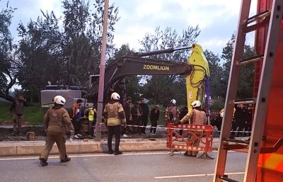 Bayrampaşa'da &ccedil;alışma yapılan yoldaki g&ouml;&ccedil;&uuml;ğe d&uuml;şen iş&ccedil;i yaşamını yitirdi