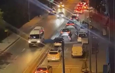 Bayrampaşa'da yol, &ccedil;alışma sırasında &ccedil;&ouml;kt&uuml;