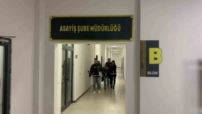 Bebeğini &ccedil;&ouml;p konteynerine atan anne 19 yıl sonra hakim karşısında