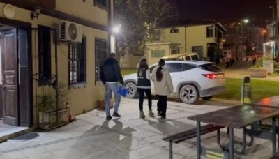 Bebek arabasındaki &ccedil;antayı &ccedil;aldı, g&uuml;ven timlerinden ka&ccedil;amadı