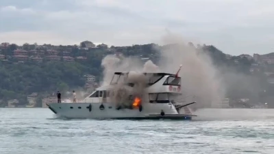 Bebek sahilinde tur teknesinde &ccedil;ıkan yangın s&ouml;nd&uuml;r&uuml;ld&uuml; 