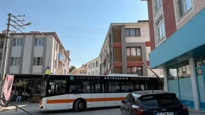 Belediye otob&uuml;s&uuml; elektrik direğini devirdi