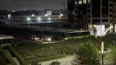 Belediyeye ait otob&uuml;s&uuml; &ccedil;almaya &ccedil;alışan hırsızlar su&ccedil;&uuml;st&uuml; yakalandı