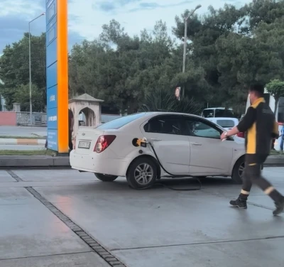 Benzin pompasını aracının &uuml;zerinde unutunca, yakıt hortumu koptu