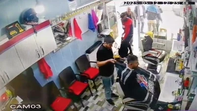 Berberde 3 dakika arayla depreme yakalandıkları anlar kamerada
