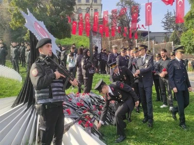 Beşiktaş-Bursaspor ma&ccedil;ındaki ter&ouml;r saldırısında şehit d&uuml;şenler anıldı