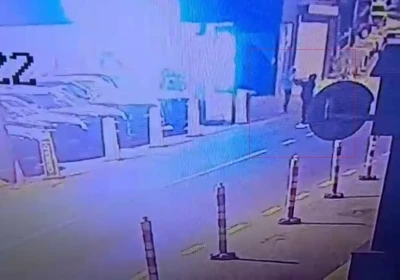 Beşiktaş&rsquo;ta hara&ccedil; almak i&ccedil;in oto galeriyi kurşunladılar: O anlar kamerada
