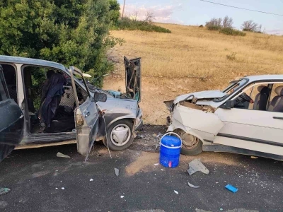 Besni&rsquo;de iki otomobil &ccedil;arpıştı: 8 yaralı