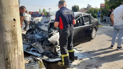 Beton direğe &ccedil;arpan otomobil hurda yığınına d&ouml;nd&uuml;: 1 yaralı