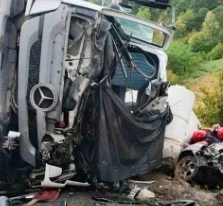 Beton mikseri otomobilin &uuml;zerine devrildi: 1 &ouml;l&uuml;, 1 yaralı