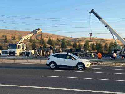 Beton mikseri otomobilin &uuml;zerine devrildi: 6 yaralı
