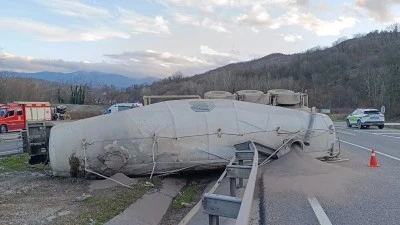 Beton  tankeri devrildi, 1 kişi yaşamını yitirdi
