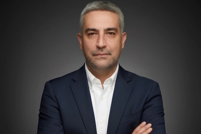 "Beyaz yakanın d&ouml;rt mevsimi" raflardaki yerini aldı