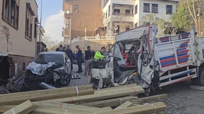 Beykoz'da kamyon d&uuml;kkana girdi: 1'i turist 2 &ouml;l&uuml; 