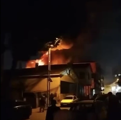 Beykoz&rsquo;da kul&uuml;bede &ccedil;ıkan yangın 2 binaya sı&ccedil;radı