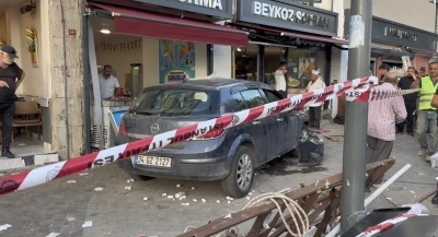 Beykoz&rsquo;da otomobil kaldırımdaki yayaların arasına daldı: 6 yaralı 