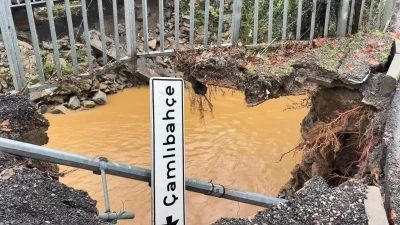 Beykoz&rsquo;da sağanak sonrası k&ouml;pr&uuml;n&uuml;n yan duvarları &ccedil;&ouml;kt&uuml;
