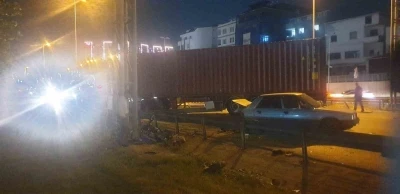 Beylikd&uuml;z&uuml;&rsquo;nde kontrolden &ccedil;ıkan tır ortalığı birbirine kattı: 1 &ouml;l&uuml;, 2 yaralı
