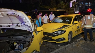 Beyoğlu&rsquo;nda 8 ara&ccedil;lı zincirleme kaza: 5 kişi yaralandı
