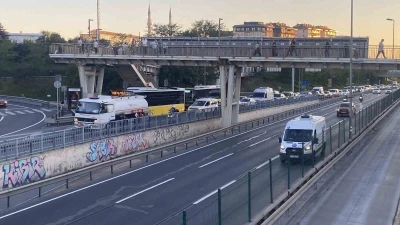 Beyoğlu&rsquo;nda arızalanan tanker E5&rsquo;te trafiği kilitledi