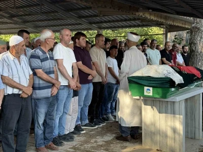 Bı&ccedil;aklanarak &ouml;ld&uuml;r&uuml;len 21 yaşındaki gen&ccedil; defnedildi