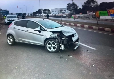 Bilecik&rsquo;te direksiyon hakimiyetini kaybeden s&uuml;r&uuml;c&uuml; bariyere &ccedil;arptı