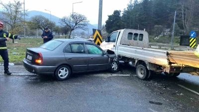 Bilecik&rsquo;te otomobil ile kamyonet &ccedil;arpıştı: 5 yaralı